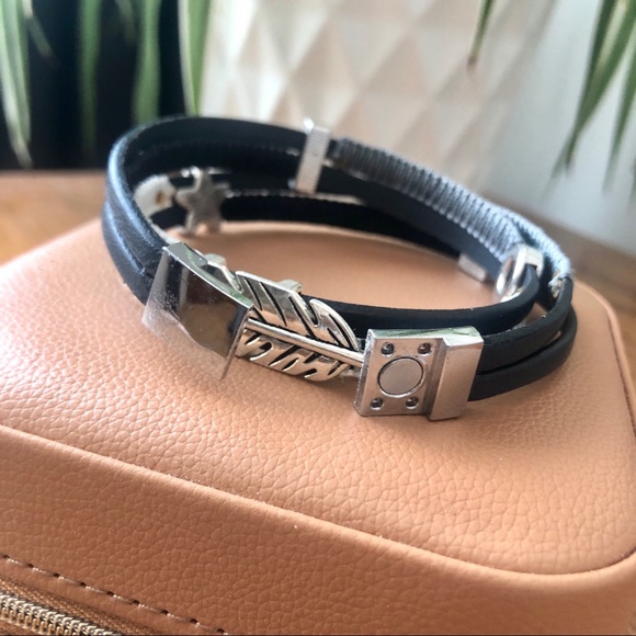 Magnetic clip, multi-wrap, leather bracelet with leaf, celtic knot & star charms - Picture 6 of 6